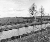 847544 Gezicht op de T18 (de tertiaire provinciale weg IJsselstein-Nieuwegein), vanaf Rijksweg 2, met op de achtergrond ...